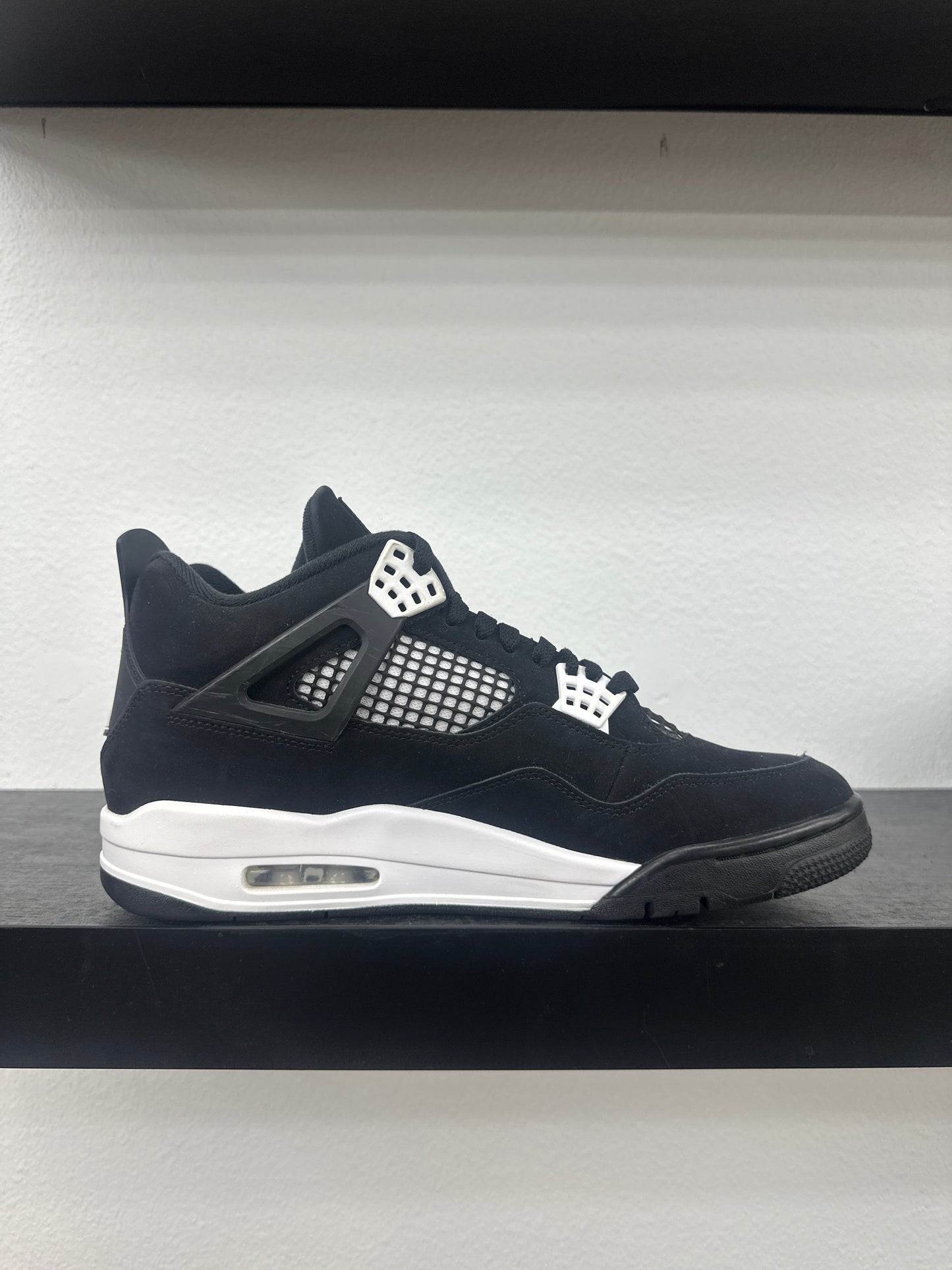 Preowned Jordan 4 White Thunder